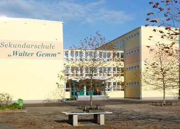 Außenansicht des Schulgebäudes der Sekundarschule Walter Gemm