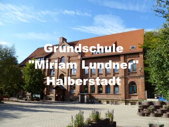 Außenansicht der Grundschule Miriam Lundner Halberstadt mit der Namensnennung als Schriftzug