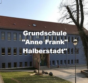 Eine Außenansicht des Gebäudes der Grundschule Anne Frank Halberstadt mit der Namensnennung der Schule