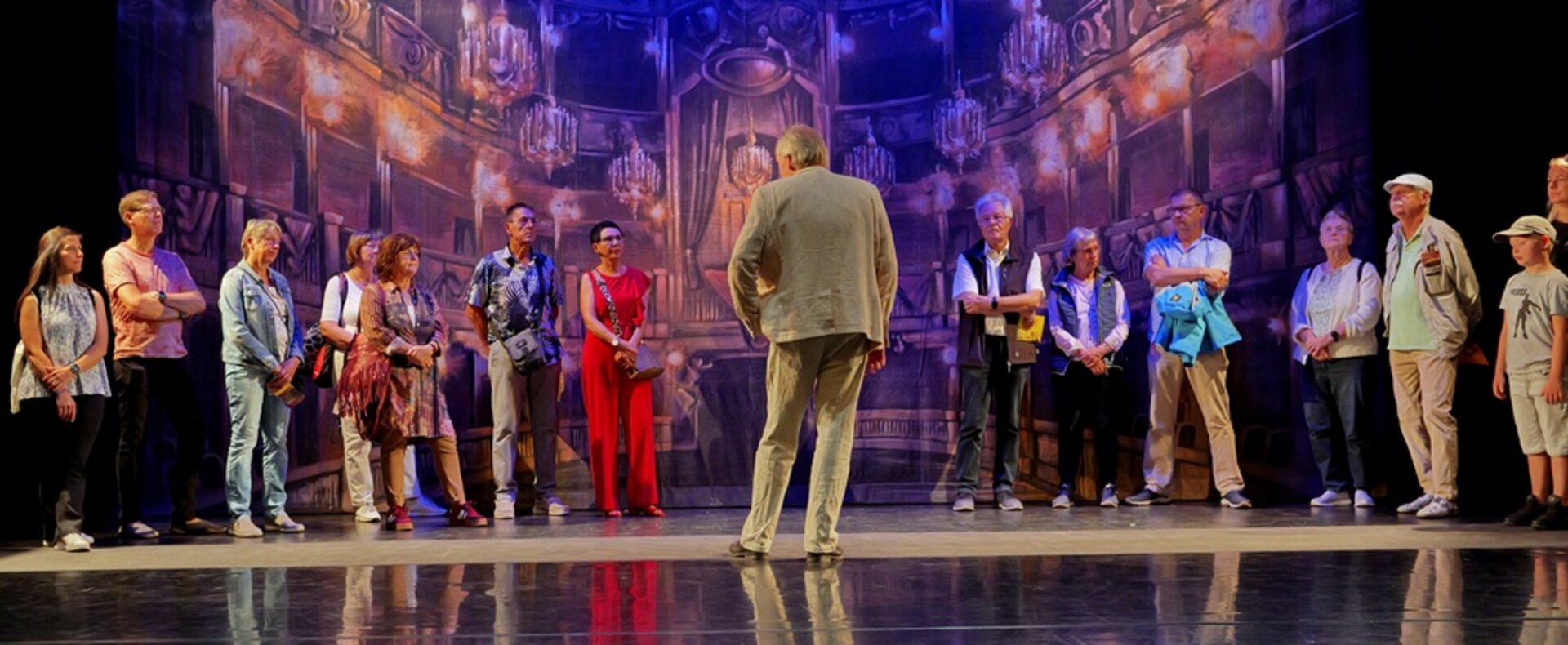 Tag der offenen Tür 2025 Harztheater Quedlinburg Publikumsführung durch Intendant Johannes Rieger auf der großen Bühne Quedlinburg