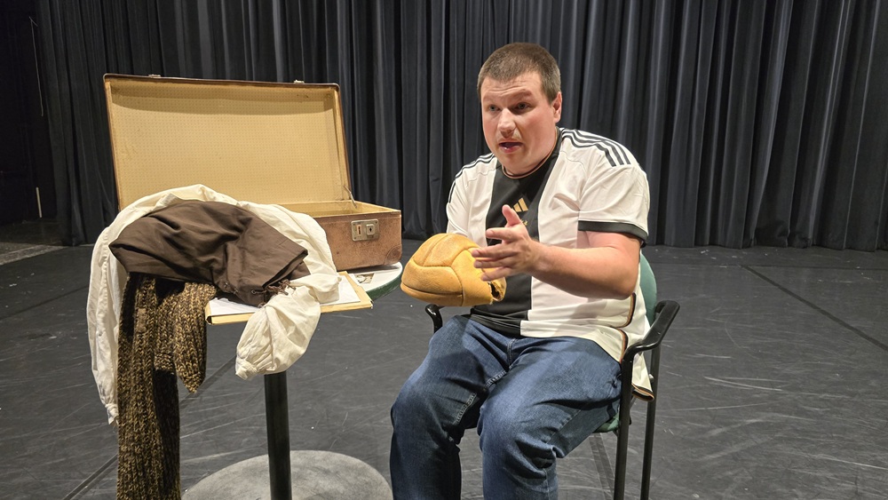Klassenzimmerstück Terezin Harztheater Szenenfoto des Klassenzimmerstücks Terezin des Harztheaters mit Schauspieler Philipp Braak